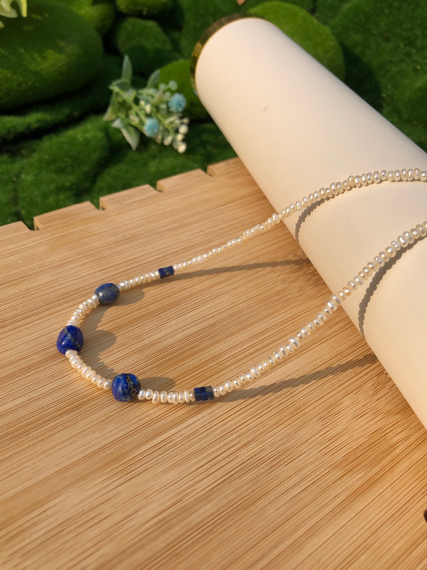 Die Halskette besteht aus natürlichen Süßwasserperlen Lapislazuli, Kupfer mit 14K Gold überzogen, handgefertigt