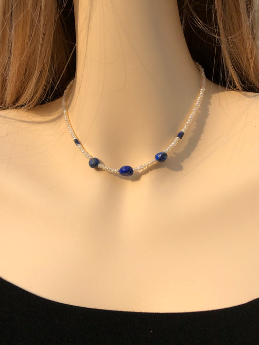 Die Halskette besteht aus natürlichen Süßwasserperlen Lapislazuli, Kupfer mit 14K Gold überzogen, handgefertigt
